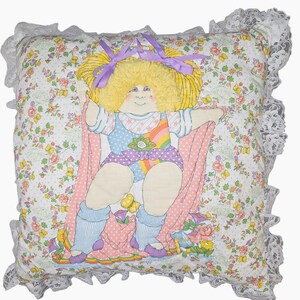 Jaren 80 Cabbage Patch Kids Lace Trim Sierkussen Handgemaakt Rainbow Cottage met bloemen
