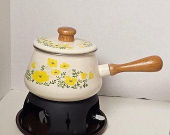 Panela de fondue esmaltada MCM anos 70, estilo cottagecore, com papoulas amarelas florais, estilo japonês analógico.