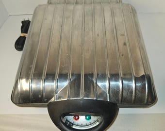 VillaWare 2001F Uno Farmyard Waffler Animal Shape Waffle Maker Chrome 1200W