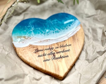 Herz aus Olivenholz mit Meereswellen aus Epoxidhart, Untersetzer für Gläser oder Dips, Hochzeitsgeschenk- mit Gravur- 20x15cm