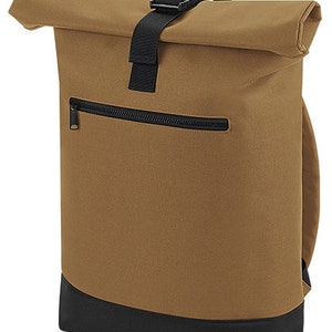 Peut inclure: Un sac à dos en toile marron avec une fermeture à rabat et un fond noir. Le sac à dos a une poche zippée à l'avant et une fermeture à boucle sur le dessus.