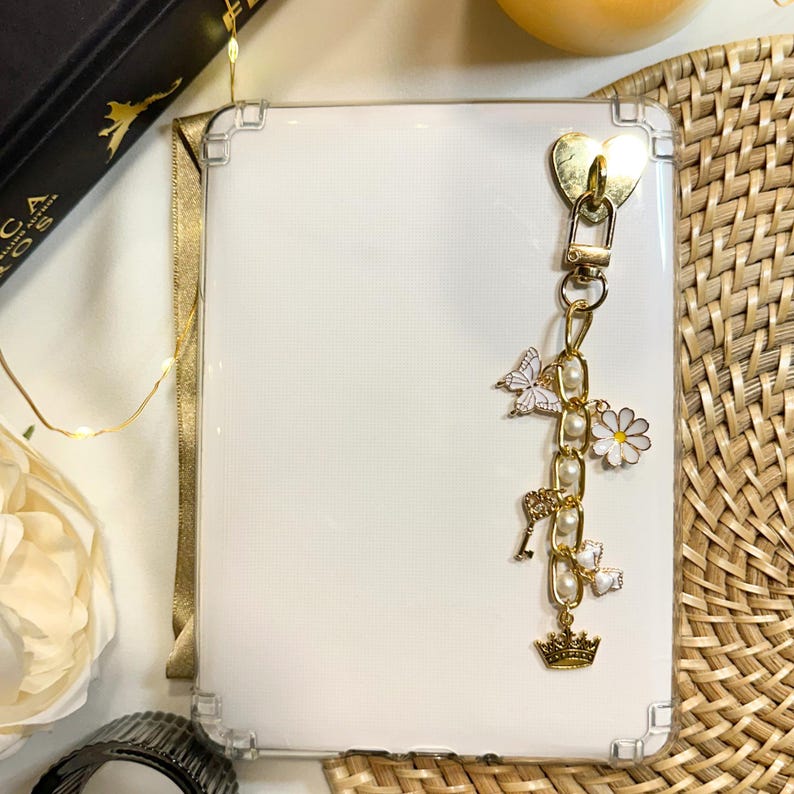 Cadena con dije para Kindle, color blanco y dorado, para Kindle, accesorio para Kobo, regalo para amantes de los libros, regalo para club de lectura. imagen 5