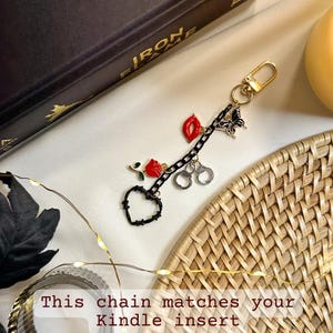 Estuche transparente físico para Kindle con inserto de libros de romance oscuro, regalo para lectores obscenos picantes, inserto para lector electrónico, calavera floral oscura, estética gótica, academia oscura imagen 8