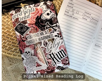 Puede incluir: Diario de lectura de bolsillo con una cubierta decorativa con un diseño floral y de calaveras. La cubierta incluye las frases "good girls read", "You had me at trigger warnings" y "baby run". El cuaderno abierto muestra páginas rayadas.