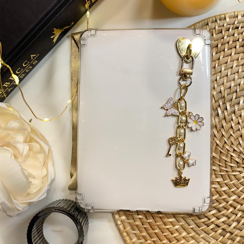 Cadena con dije para Kindle, color blanco y dorado, para Kindle, accesorio para Kobo, regalo para amantes de los libros, regalo para club de lectura. imagen 1