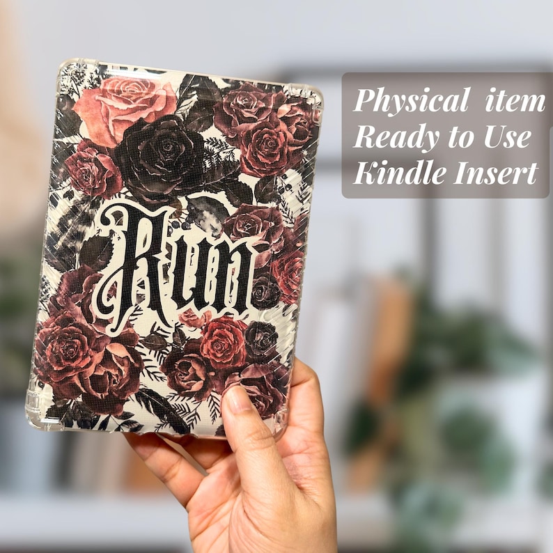 Puede incluir: Una funda blanca para Kindle con un dise&ntilde;o floral con rosas rojas, rosas y negras. La palabra "Run" est&aacute; escrita en letras g&oacute;ticas negras en la funda.