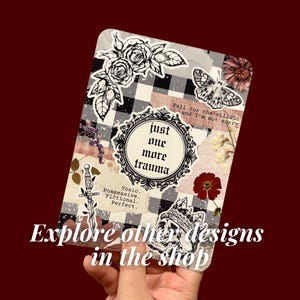 Estuche transparente físico para Kindle con inserto de libros de romance oscuro, regalo para lectores obscenos picantes, inserto para lector electrónico, calavera floral oscura, estética gótica, academia oscura imagen 5