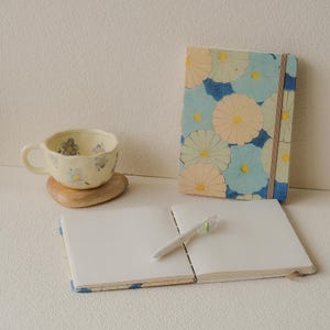 Set regalo Hanami Morning: diario A5, tazza da tè in ceramica con fiori e sottobicchiere in legno / Regalo per la cura di sé consapevole per lei, scrittrici e amanti del tè