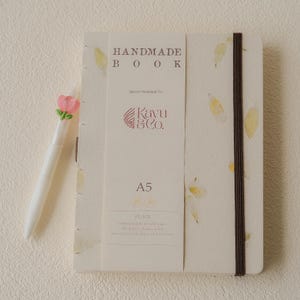 Quaderno con fiori pressati Chrysanthe, formato A5, con sacchetto antipolvere + penna + tazza da tè e sottobicchiere, fatto a mano, in carta riciclata / regalo ecologico botanico