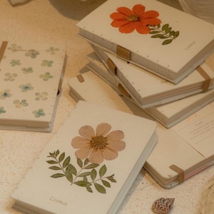 A6-dagboek met geperste bloem – Handgemaakt, gerecycled notitieboek met bloemenpen en etui | Milieuvriendelijke cadeauset | Botanisch cadeau