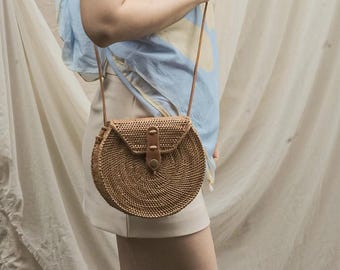 Handgefertigte runde Umhängetasche aus Rattan | Runde Boho-Handtasche aus geflochtenem Stroh mit Lederriemen