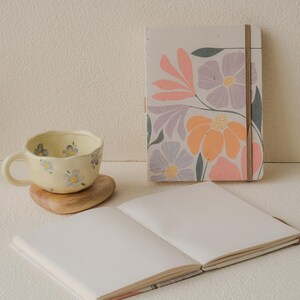 Set regalo Blossom Daydream – Diario A5 + Tazza da tè in ceramica con fiori + Sottobicchiere in legno + Penna + Sacchetto antipolvere / Regalo consapevole per scrittori e amanti del tè