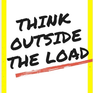 Könnte beinhalten: Ein gelber und weißer Poster mit dem Text "HCB FREIGHT DISPATCHING" oben. Der Poster hat den Text "THINK OUTSIDE THE LOAD" in Schwarz mit einer roten Linie, die durch den Text gezogen wird. Der Poster hat auch den Text "a training guid for independant dispatchers." unten.