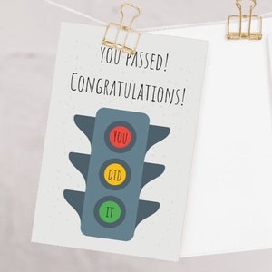 Félicitations, vous avez réussi votre carte d'examen de conduite. feux tricolores Card. Carte Vous avez bien joué. Carte de visite PERSONNALISÉE.