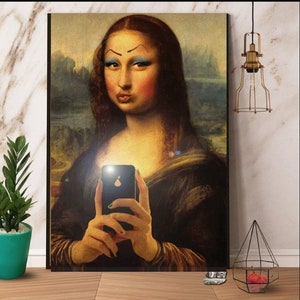 Mona Lisa holding phone Print, Original Oil Painting de vinci Portrait Poster, Vintage Wall Art, Unique Gift image 3