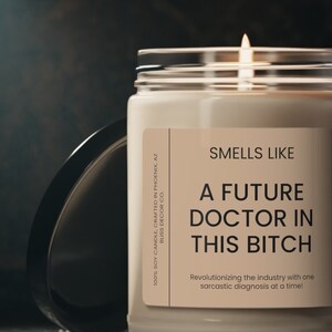 Riecht wie ein zukünftiger Arzt in dieser Hündin, lustiges Doktorkerzengeschenk, Akzeptanz der medizinischen Fakultät