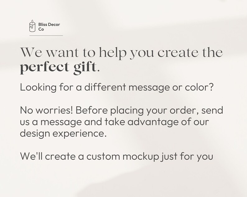 K&ouml;nnte beinhalten: Text auf wei&szlig;em Hintergrund, der lautet: "Bliss Decor Co. Wir m&ouml;chten Ihnen helfen, das perfekte Geschenk zu kreieren. Suchen Sie nach einer anderen Nachricht oder Farbe? Keine Sorge! Bevor Sie Ihre Bestellung aufgeben, senden Sie uns eine Nachricht und nutzen Sie unsere Design-Erfahrung. Wir erstellen ein individuelles Mockup nur f&uuml;r Sie."