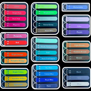 Peut inclure: Un ensemble de 24 porte-cl&eacute;s en cuir de diff&eacute;rentes couleurs et noms. Les porte-cl&eacute;s sont dispos&eacute;s en quatre rang&eacute;es de six porte-cl&eacute;s chacune. Les couleurs comprennent le corail, le rose vif, le rose fonc&eacute;, le magenta, le bordeaux, le rouge, l'orange vif, l'orange citrouille, le jaune vif, le jaune soleil, le brun fonc&eacute;, le bleu ciel, le bleu cobalt, le bleu royal, le marine, le bleu periwinkle, le lilas, le violet, le brun clair, le brun moyen, le brun, le noir, le gris et le blanc.