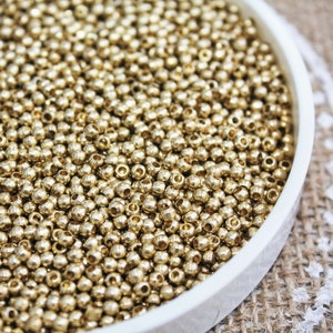2x2.7 mm runde indische Rohmessing Perlen · kleine goldene Perlen für Mikro Makramee, Perlen und Boho Schmuck machen