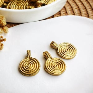 22 mm Spiraalvormige hanger van onbewerkt messing • K R I S H A · Handgemaakte messing hanger uit India voor het maken van micro-macramé sieraden · Boho etnische stijl #01