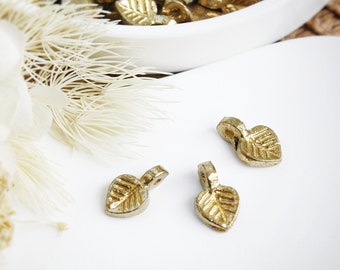 13mm Mini hoja de latón crudo indio, colgante dorado, colgantede latón para hacer joyas macramé, colgantes tribales, abalorios boho de latón