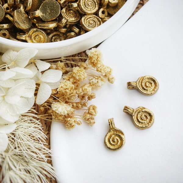 Mini amuletos Espiral de latón crudo indio 14mm, amuletos dorados para hacer joyas de macramé, colgantes tribales, amuletos étnicos boho