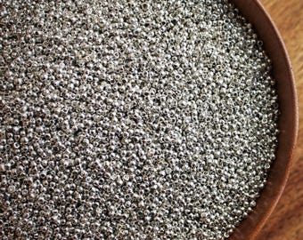 Contas redondas de latão prateado de 1,7 x 2 mm para micromacramê, pequenas contas banhadas a prata, materiais para bijuteria boho, artesanato com miçangas e trabalhos com arame.