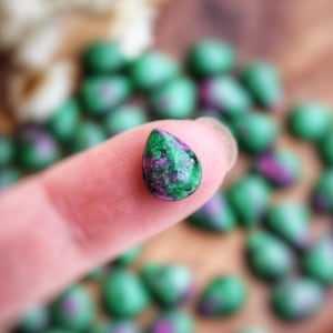 10 x 8 mm ルビーゾイサイトティアドロップカボション · マイクロマクラメとジュエリー製作用の天然石ドロップ · DIY用宝石カボション