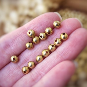 Contas redondas de latão bruto de 4,6 x 5,5 mm · furo de 1 mm · contas de latão feitas à mão na Índia para micromacramê, confecção de joias, macramê e artesanato DIY