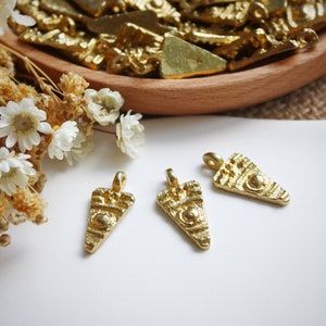 22mm Brass Triangle Pendant, Gold Charm, Raw Brass Indian Charms for Macrame Jewelry Making, Tribal Pendants, Boho Ethnic Charm, Spike Charm