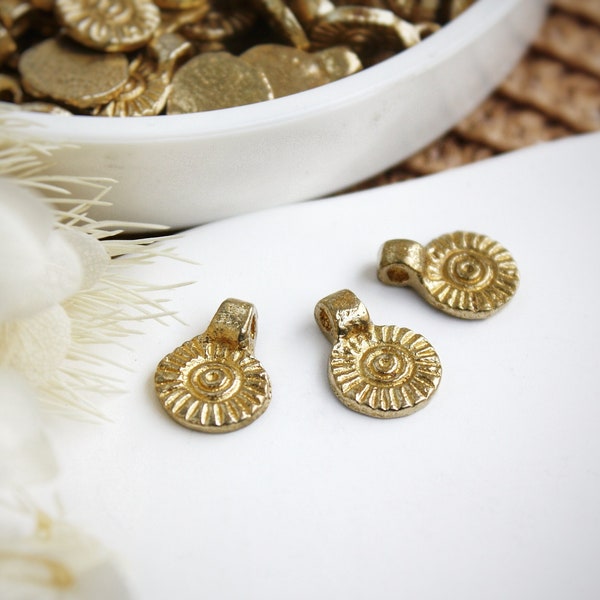 13mm Mini colgantes de latón crudo hecho en India, amuletos dorados para hacer joyas de macramé, colgantes tribales, amuletos étnicos, boho