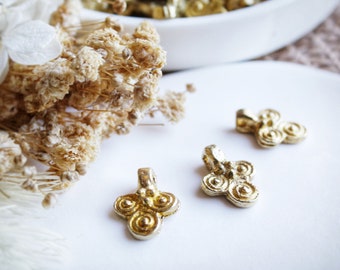 Amuletos de latón crudo de la India de 15mm, amuletos dorados de latón para hacer joyas de macramé, colgantes tribales, trisquel de latón