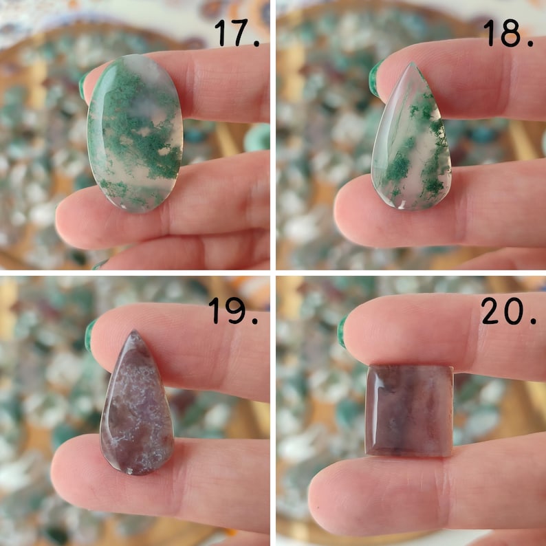 Op de afbeelding: Vier gepolijste edelsteen cabochons in verschillende vormen. De linkerbovenkant is ovaal met groene insluitsels, de rechterbovenkant is druppelvormig met groene insluitsels, de linksonderkant is druppelvormig met paarse insluitsels en de rechteronderkant is rechthoekig.