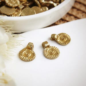 13 mm onbewerkte koperen munthanger • M I R A · Micro-macramé, handgemaakte Indiase bedel · Boho-etnische sieraden