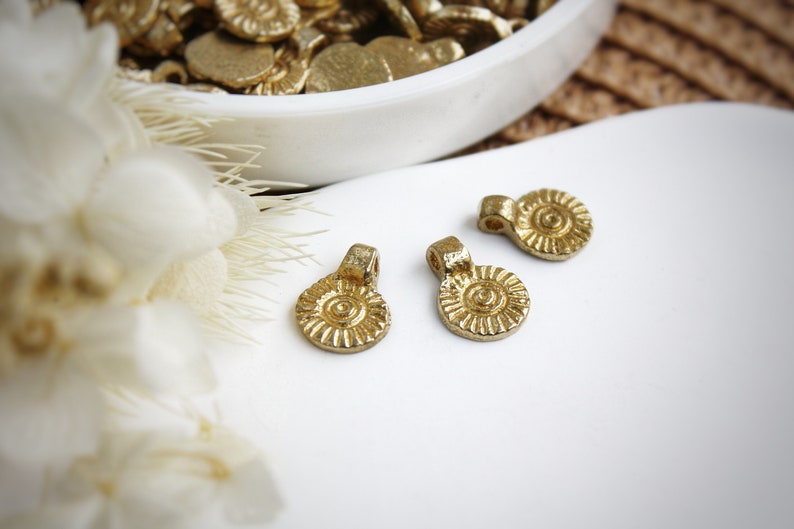 13mm Mini colgantes de latón crudo hecho en India, amuletos dorados para hacer joyas de macramé, colgantes tribales, amuletos étnicos, boho imagen 1