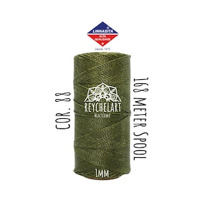 Op de afbeelding: Een spoel olijfgroen macramékoord. Het etiket luidt "REYCHELART MACRAME" en "COR. 88". De spoel bevat 168 meter 1 mm koord. Het bovenste etiket luidt "LINHASITA ALTA QUALIDADE Desde 1975".