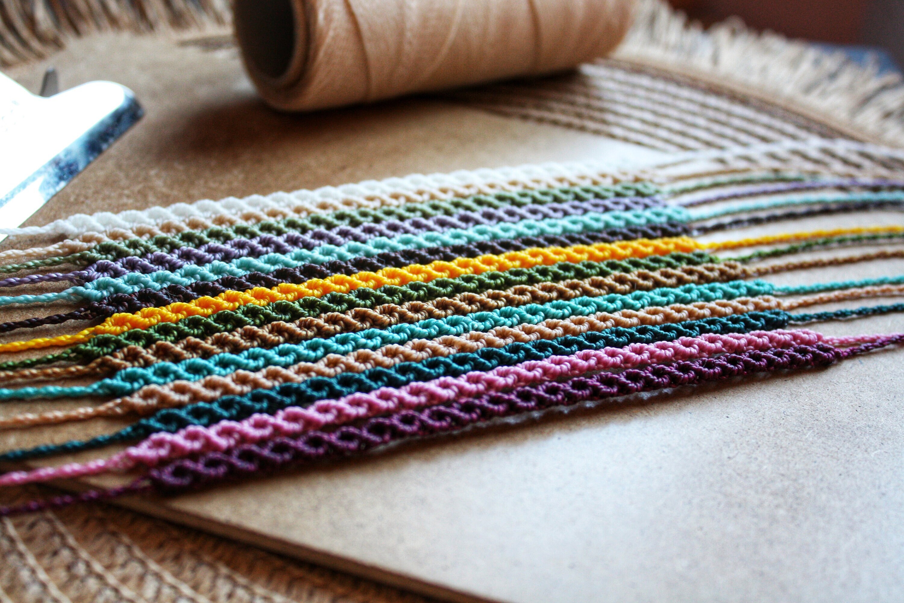 Bracciale boho Sottovento intrecciato a mano, leggero e ipoallergenico