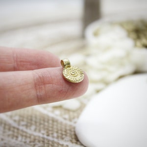 13mm Mini colgantes de latón crudo hecho en India, amuletos dorados para hacer joyas de macramé, colgantes tribales, amuletos étnicos, boho imagen 2