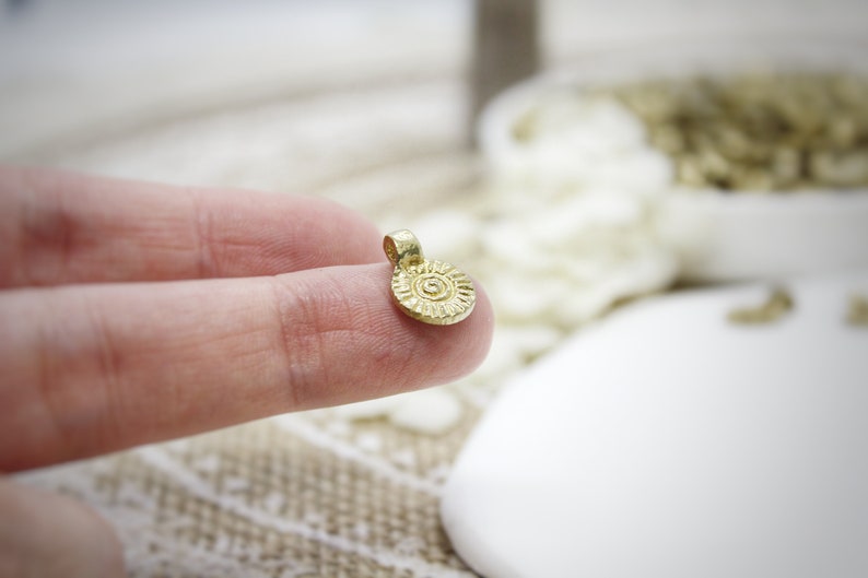 13mm Mini colgantes de latón crudo hecho en India, amuletos dorados para hacer joyas de macramé, colgantes tribales, amuletos étnicos, boho imagen 2