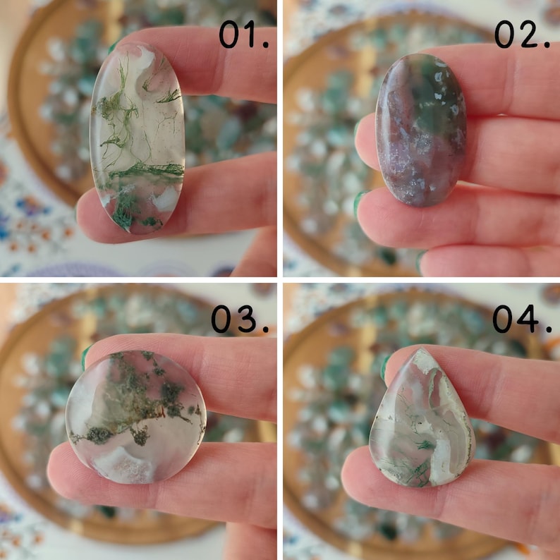 Op de afbeelding: Vier gepolijste edelsteen cabochons in verschillende vormen: ovaal, langwerpig, rond en druppelvormig. De stenen hebben een mix van kleuren, waaronder groen, roze en wit, met natuurlijke patronen. Elke steen wordt in een hand gehouden.