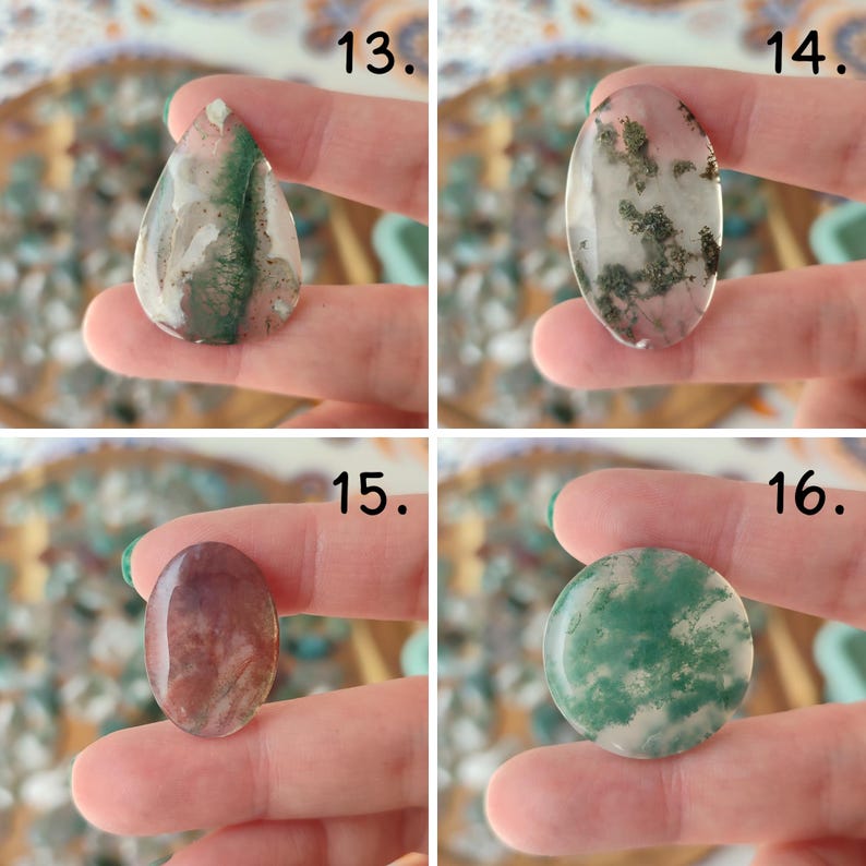 Op de afbeelding: Vier gepolijste edelsteen cabochons in verschillende vormen: druppel, ovaal en rond. De stenen vertonen een mix van kleuren, waaronder groen, wit, roze en bruin, met natuurlijke patronen. Elke steen wordt tussen de vingers gehouden.