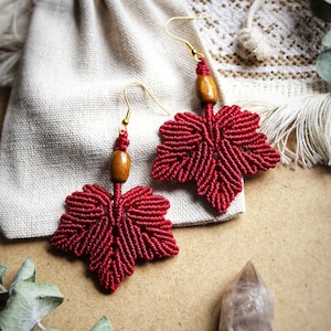 Makramee Ohrringe in Form von Ahornblatt, Herbstblatt, Makramee Blatt, Boho Ohrringe für sie, Herbst Geschenk, ethnische Ohrringe, Blatt Ohrringe
