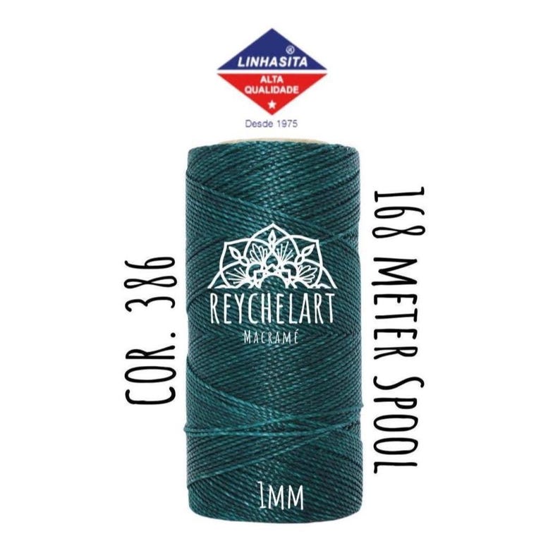 Puede incluir: Una bobina de cordón de macramé verde azulado de 1 mm de grosor. La bobina está etiquetada con "168 Meter Spool" y "COR. 386". La etiqueta también incluye el nombre de la marca "REYCHELART MACRAMÊ".