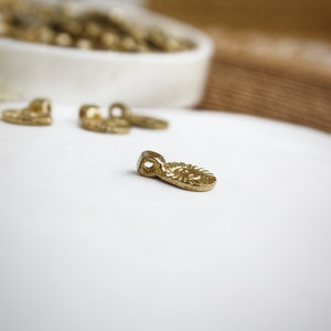 13mm Mini colgantes de latón crudo hecho en India, amuletos dorados para hacer joyas de macramé, colgantes tribales, amuletos étnicos, boho imagen 4