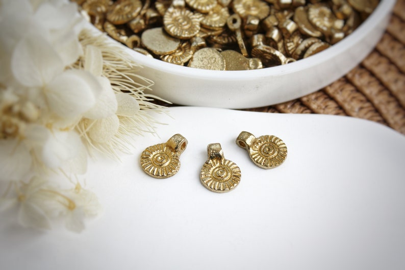 13mm Mini colgantes de latón crudo hecho en India, amuletos dorados para hacer joyas de macramé, colgantes tribales, amuletos étnicos, boho imagen 3