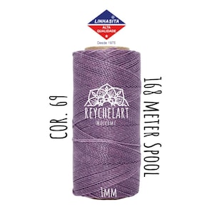 May include: A spool of purple macrame cord with a 1mm thickness and 168 metres of length. The spool features the text COR. 69, 168 METER SPOOL, 1MM, and the brand logo LINHASITA ALTA QUALIDADE DESDE 1975 with the REYCHELART MACCAME logo.