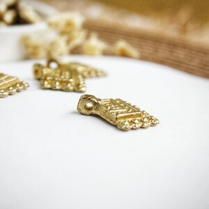Colgante redondo de latón crudo 21mm, amuletos dorados de latón para hacer joyas de macramé, colgantes tribales, amuletos boho, dije dorado imagen 5