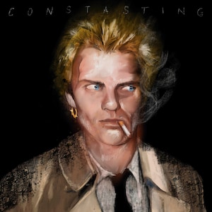 Op de afbeelding: Een man met blond haar en een sigaret in zijn mond draagt een beige trenchcoat en een zwarte stropdas. De achtergrond is zwart met het woord "CONSTANTING" in witte tekst bovenaan.