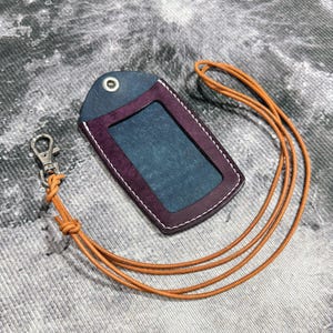 Personalisierter Ausweishalter aus Leder mit verstellbarem Band - Ausweishalter für Kollegen - Geburtstagsgeschenk - mit personalisierter Initialprägung