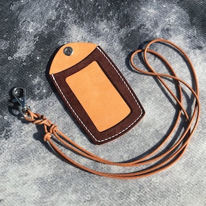 Personalisierter Ausweishalter aus Leder mit verstellbarem Band - Ausweishalter für Kollegen - Geburtstagsgeschenk - mit personalisierter Initialprägung